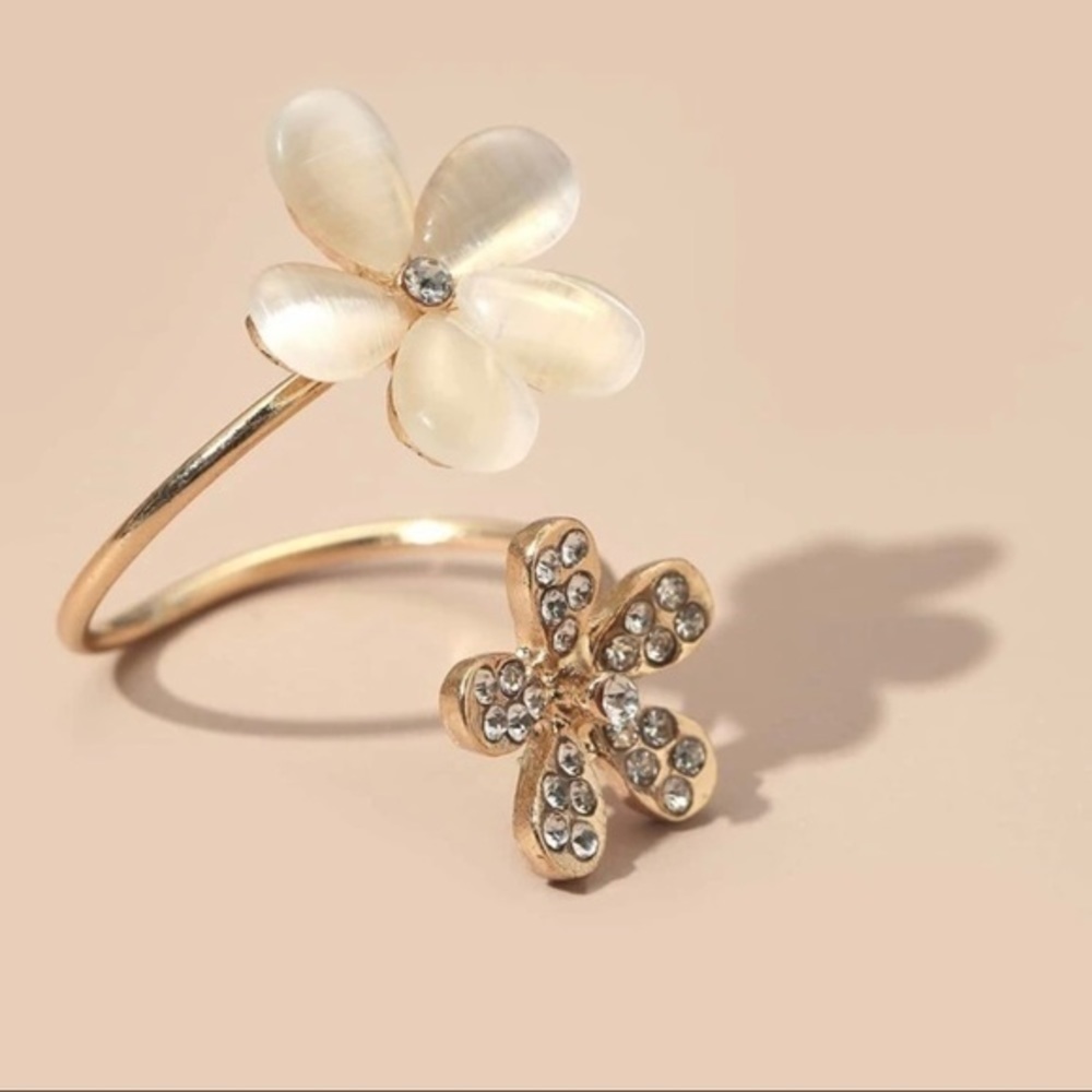 3/$30 💛 Rhinestone Flower Cuff Ring - Picture 3 of 3